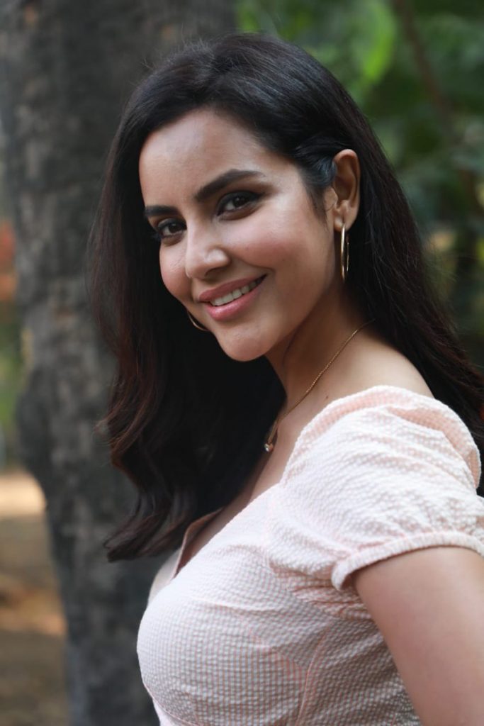 PriyaAnand on-board for the new tamil version of ArjunReddy