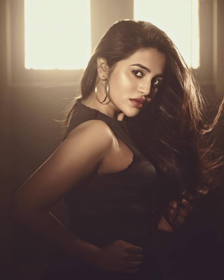 gv-bhavani-sister-of-gv-prakash sister-sexy hot unseen-side boobs-photos_tamilcniestars