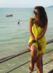 raailaxmi hot sexy thighs pictures - Sowkarpettai movie actress hot vacation stills