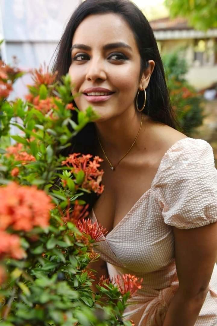 priya_anaand2-LKG-movie-lead-actress-sexy-hot-boobs-cleavage-beauty-stills-tamilcinestars