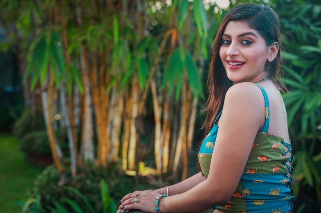Yashika aanand Punjabi model descent sexy hot exposing side boobs teen paadam movie actress