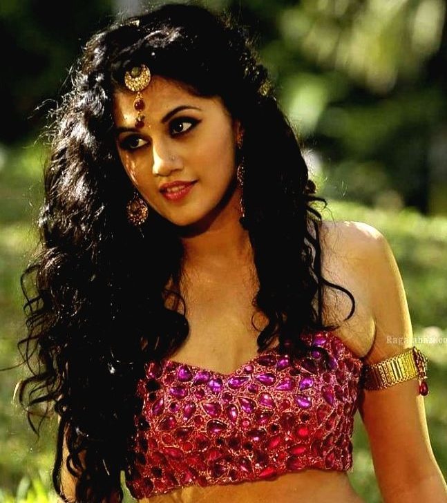 actress-taapsee-pannu-birth-date-August-1-1987-sexy-horny-seductive-boobs-cleavage-navel-deep-hole-show-semahotsite-pictures